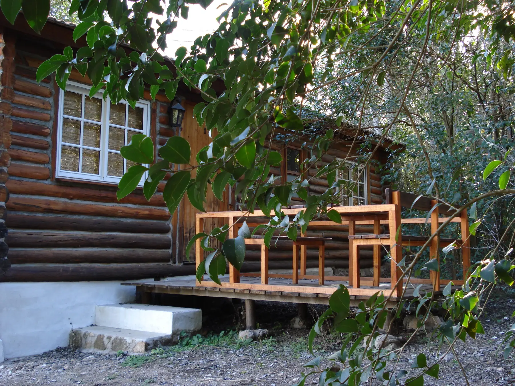 Terraza privada de cabaña con mesa y sillas